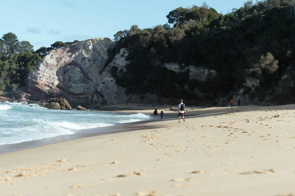 Wisatawan menikmati pantai