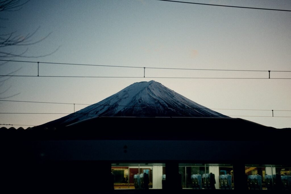 Gunung Fuji di belakang stasiun kereta, Jepang